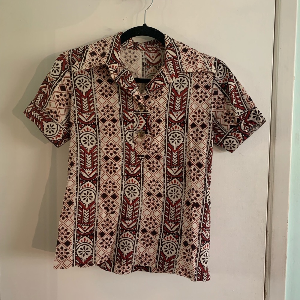 Rad printed vintage collared top